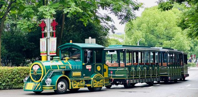 乘上景区轮式观光无轨火车，邂逅别样风景画卷