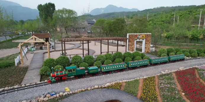 景区架空轨道小火车，带孩子解锁 “空中” 童趣