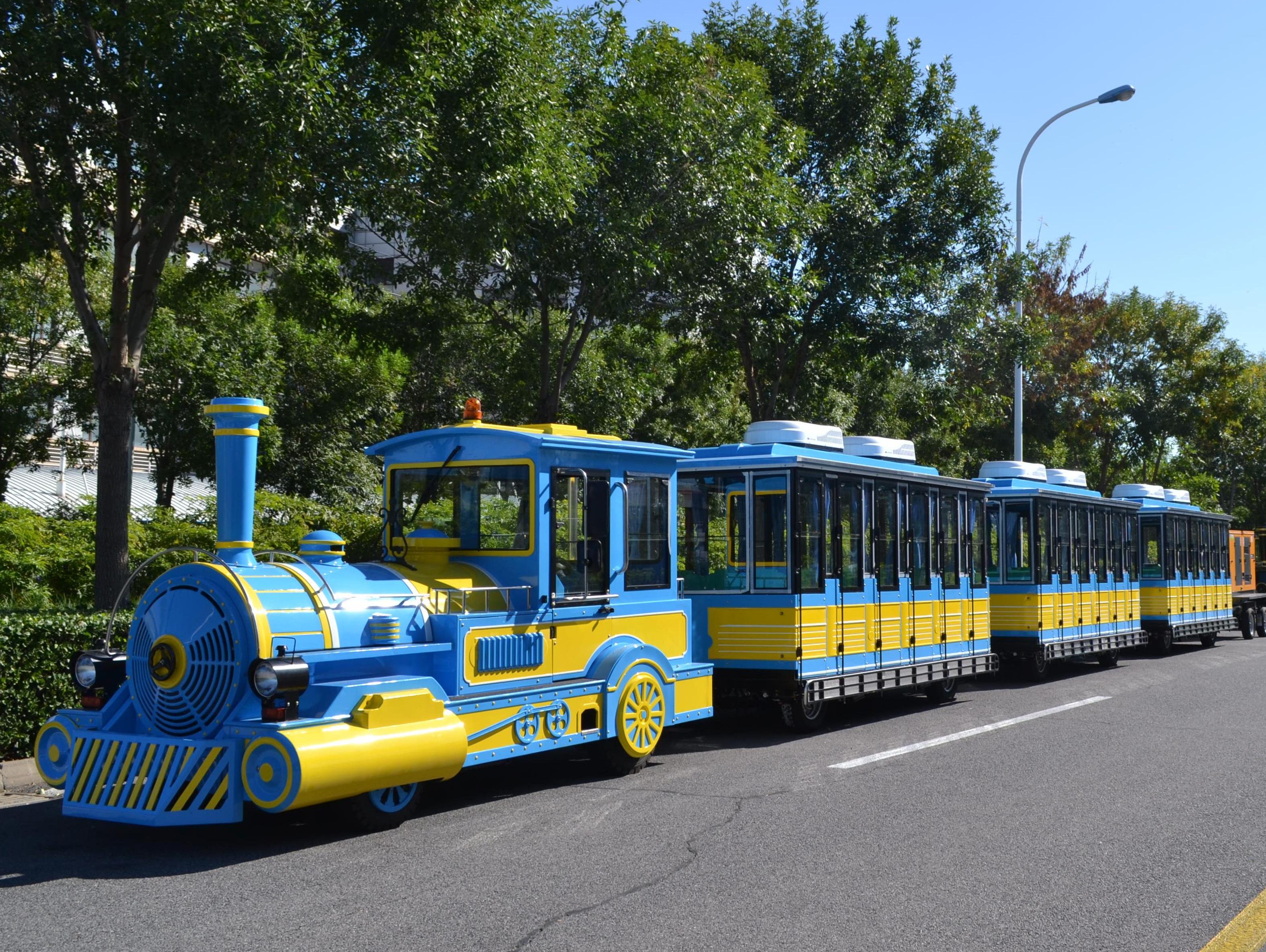 燃油与电动轮式观光火车